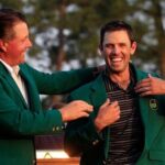 Phil Mickelson enfunda la Chaqueta Verde al nuevo Campeón, Charl Schwartzel Phil Mickelson enfunda la Chaqueta Verde al nuevo Campeón, Charl Schwartzel