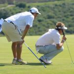 Ian Poulter con su caddie leyendo la caida en el hoyo 9 Foto Fernando Molina