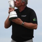 Darren Clarke besando la jarra de clarete. Foto: Opengolf.com