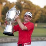 Keegan Bradley exhibe orgulloso su trofeo. Foto: PGA.com Keegan Bradley exhibe orgulloso su trofeo. Foto: PGA.com