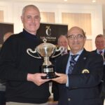 John Ambridge recibiendo su trofeo de manos del Presidente de la FGCV, Andrés M. Torrubia John Ambridge recibiendo su trofeo de manos del Presidente de la FGCV, Andrés M. Torrubia