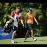 La nº 1 del mundo, Yani Tseng, camina junto a su 'caddie', Jason Hamilton, durante la tercera ronda del torneo de Singapur