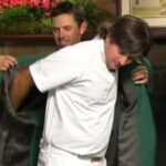 Charl Schwartzel coloca la Chaqueta Verde a Bubba Watson Charl Schwartzel coloca la Chaqueta Verde a Bubba Watson