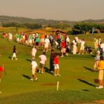 Golfistas practican su deporte preferido