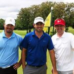 Rhein Gibson (centro), flanqueado por sus amigos de partida, Eric Fox (izqda.) y Ryan Munson (dcha.). Foto:  GolfOklahoma.org