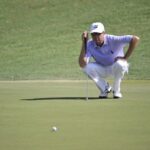 Davis Love III lee un 'putt'. PGA.com
