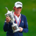 Webb Simpson sostiene el trofeo de campeón del US Open 2012. Foto: USGA