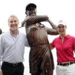 Lorena Ochoa con su estatua, en Puerto Vallarta. Foto cortesía