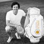 Rory McIlroy sujeta la que será su primera bolsa de 2013, en Abu Dhabi. Foto: Fundación Rory McIlroy