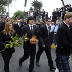 Carmen, Javier y Manuel, los tres hijos de Seve Ballesteros, portan las cenizas de su padre el día del Funeral celebrado en Pedreña. Foto: Reuters