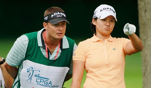 Yani Tseng consulta con su 'caddie', Jason Hamilton