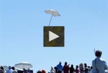 VÍDEO: ¡Peligro!, sombrillas volando