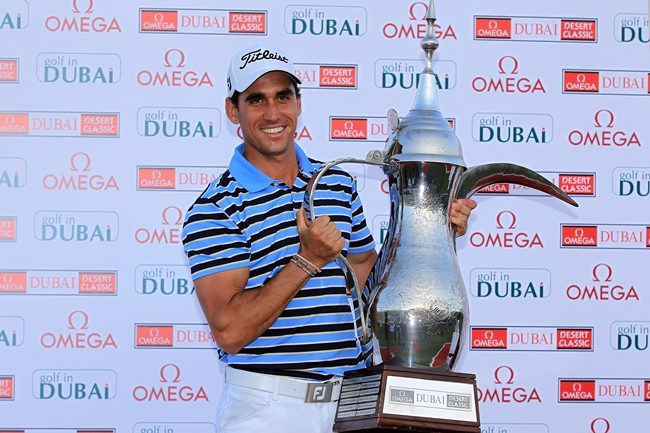 Rafa Cabrera-Bello muestra el trofeo conseguido en Dubai