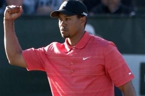Tiger Woods levanta el puño en señal de victoria