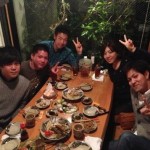 Mika Miyazato con sus amigos en un local de Okinawa