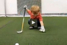 Owen, 21 meses y genio del golf (VÍDEO)
