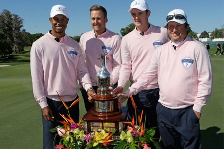 Equipo campeón de la Tavistock Cup 2013, con Tiger Woods