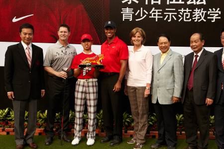Guan Tianlang junto a Tiger Woods