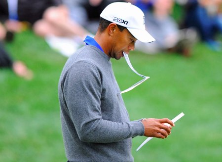 Tiger Woods repasa sus notas en el Memorial de 2012