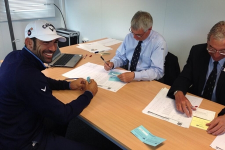 Álvaro Quirós en el momento de firmar la tarjeta Foto Callaway Golf