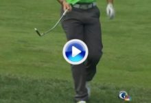 Un frustrado McIlroy dobla su wedge tras enviar su bola al agua (VÍDEO)