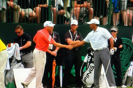 Sergio Garcia y Tiger Woods en el momento del apretón de manos. Foto: golfchannel.com
