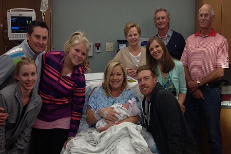 Hunter Mahan y familia posan con la recién nacida. Foto cortesía d ela familia Mahan-PGA Tour