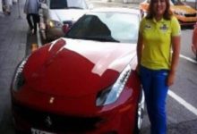 Inbee Park muestra su bien ganado Ferrari nuevo