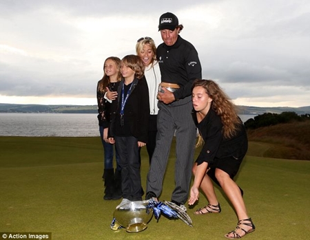 Phil Mickelson trofeo Foto Action Images