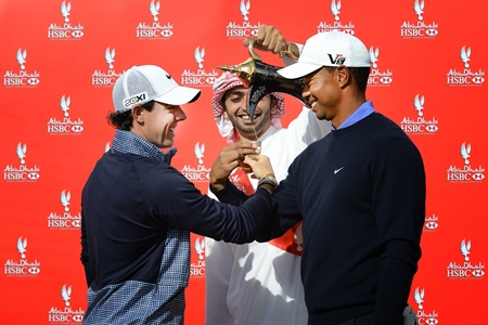 Rory McIlroy y Tiger Woods, en un mano s msno en Abu Dabi