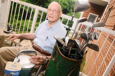Wally Sennott en su casa con sus viejos palos el pasado 3 de julio Foto: Brian-Krista