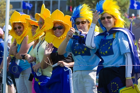 European fans gather on the 15th hole