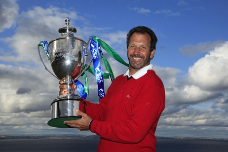 Santi Luna muestra su trofeo de campeón