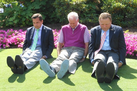 Ted Bishop (Centro), presidente de la PGA. Derek Sprague (Izquierda), vicepresidente. Paul Levy (Derecha), secretario