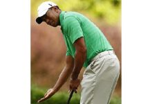 Steve Stricker ayuda a Tiger con el ‘putter’ en el US PGA