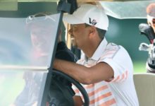 Tiger Woods inspecciona al volante Oak Hill (US PGA), con Lindsay