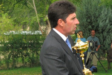 Jose Mari Olazábal sujeta la Ryder Cup conquistada en Medinah. Foto opengolf.es