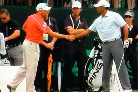 Sergio Garcia y Tiger Woods estrechan sus manos durante el último US Open.