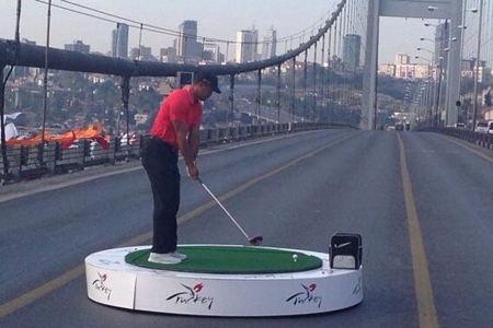 Tiger Woods en el puente del Bósforo. Foto: vía Twitter