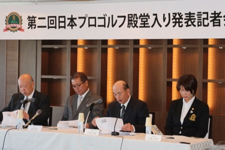 Shizuo Mori (segundo desde la izquierda) dimitirá como presidente de la PGA de Japón