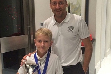Ian Poulter posa orgulloso con su hijo Luke y el trofeo conquistado