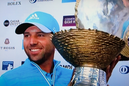 Sergio García con su trofeo de campeón en Qatar