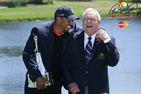 Tiger Woods y Arnold Palmer. Foto: Arnold Palmer Invitational vía Facebook