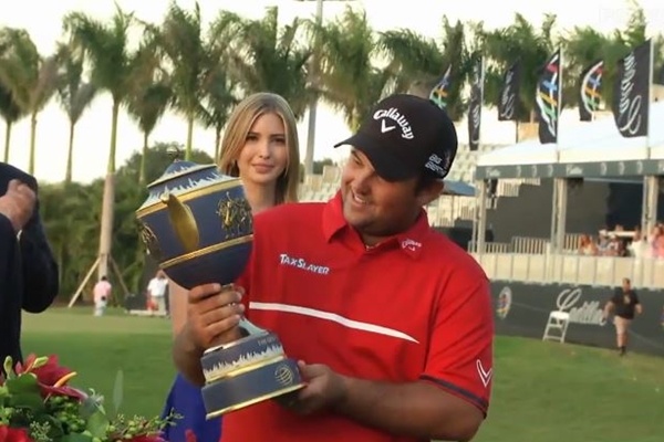 Patrick Reed con su trofeo en el Cadillac Championship