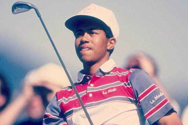 Tiger Woods el dia de su debut con 16 años. Foto: via Twitter