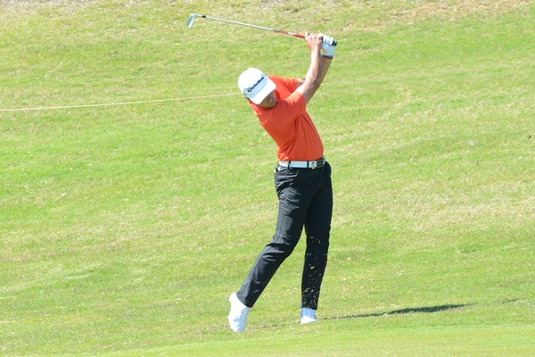 Adrián Otaegui ejecutando el segundo golpe en el hoyo 9 de La Reserva. Foto: OpenGolf.es