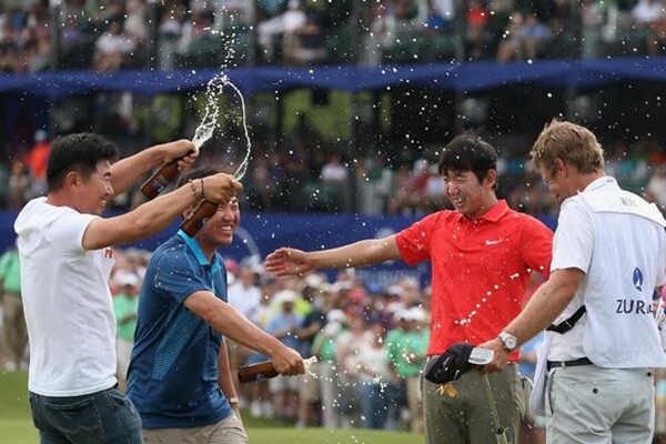 Charlie Wi y Y.E. Yang celebran con Seung-Yul Noh su victoria en el Zurich Classic Foto PGA Tour via Twitter