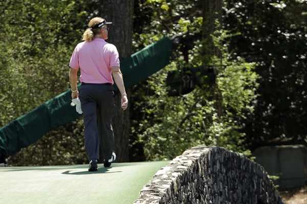Miguel Ángel Jiménez cruzando al 12 Foto David Phillip