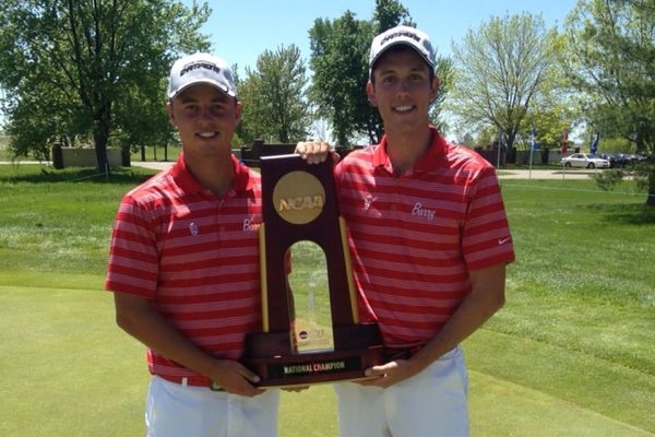 Mario Beltrán (dcha.) posa con su trofeo