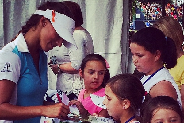 Belen Mozo firmando autografos durante el torneo. Foto Belén Mozo vía Instagram